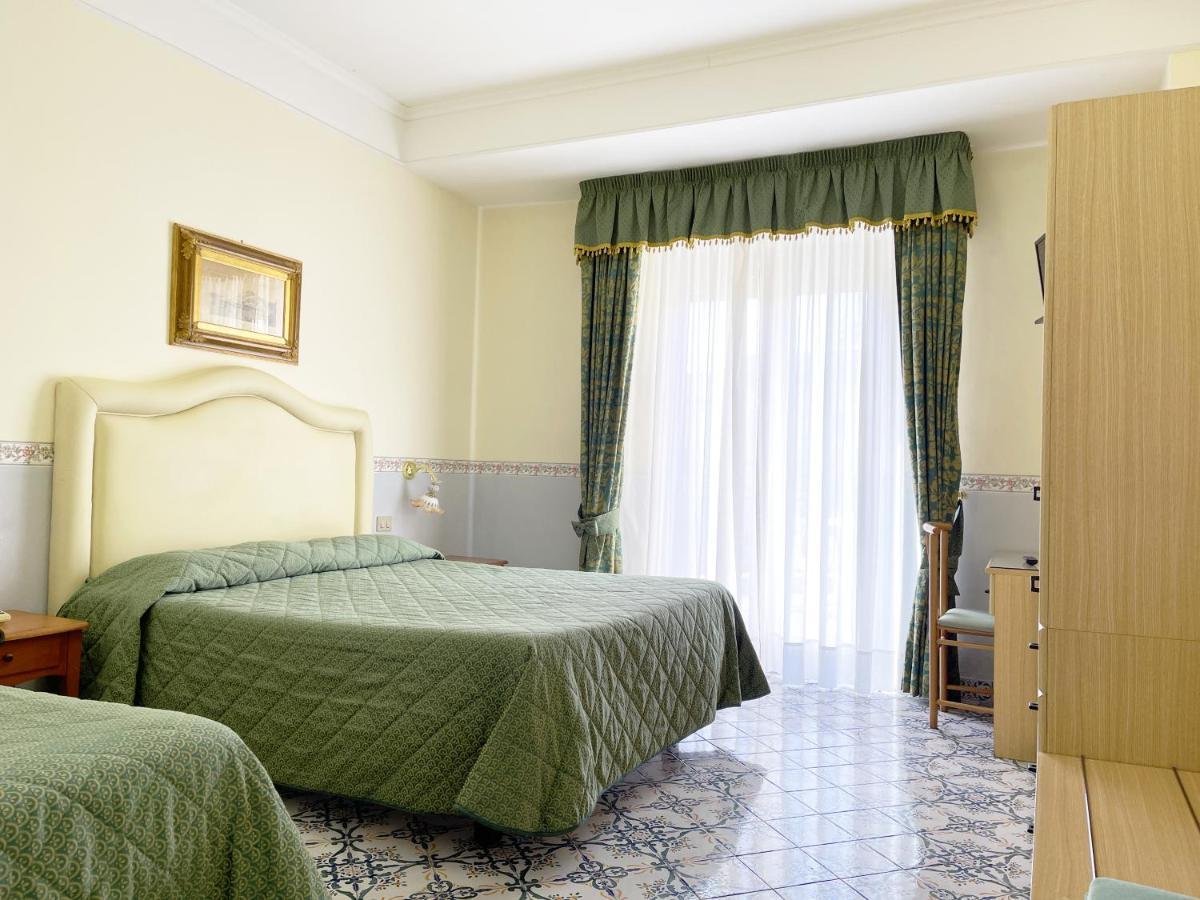 Hotel Reginella SantʼAgata sui Due Golfi Eksteriør bilde