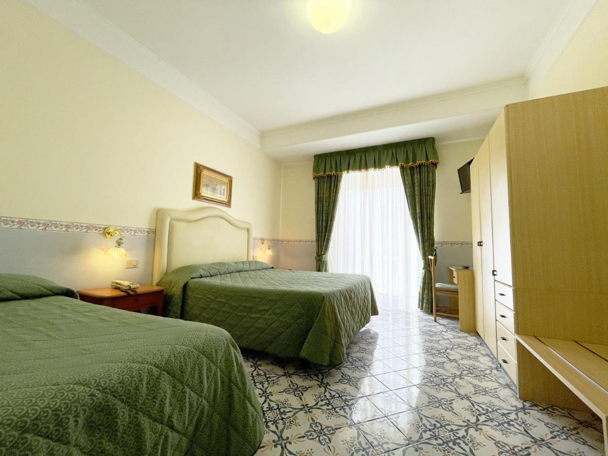 Hotel Reginella SantʼAgata sui Due Golfi Eksteriør bilde