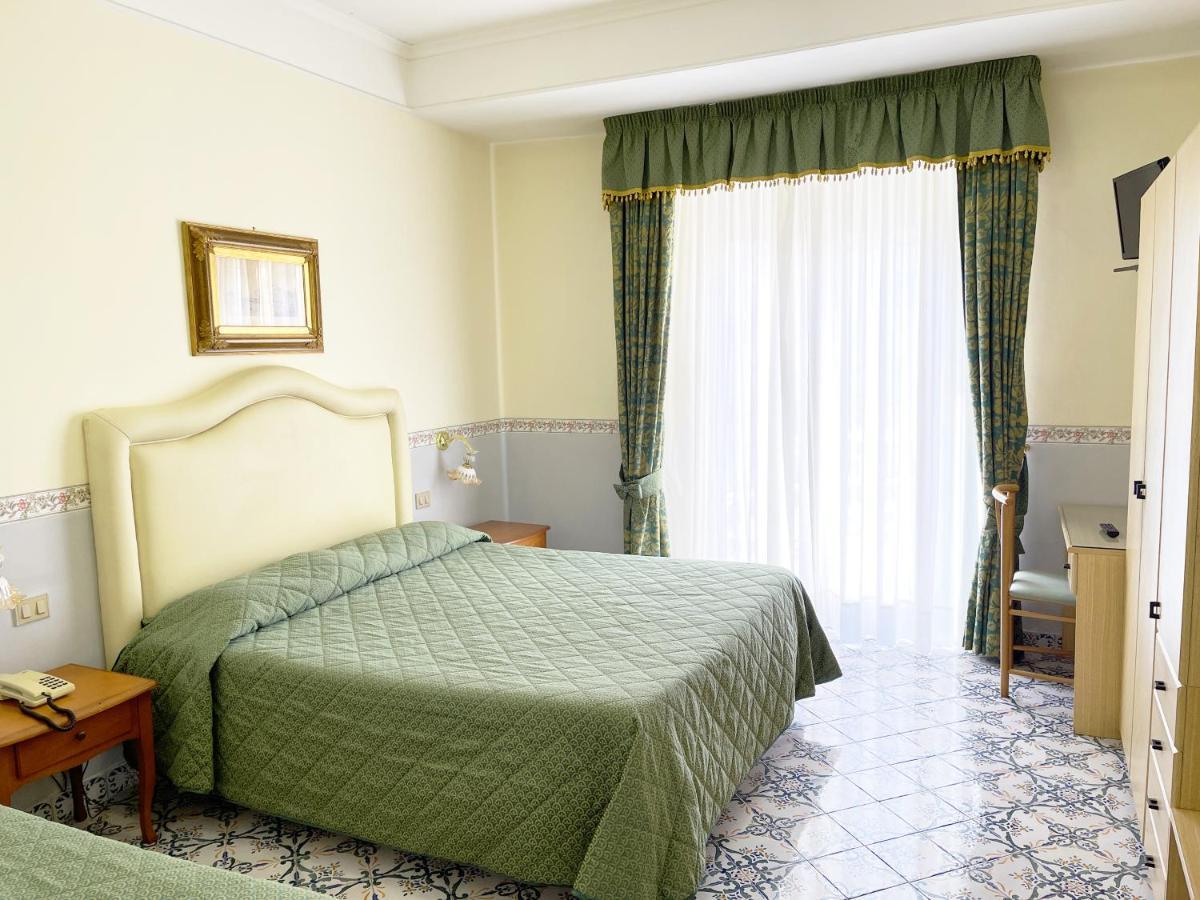 Hotel Reginella SantʼAgata sui Due Golfi Eksteriør bilde