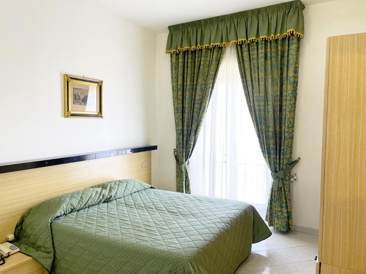 Hotel Reginella SantʼAgata sui Due Golfi Eksteriør bilde