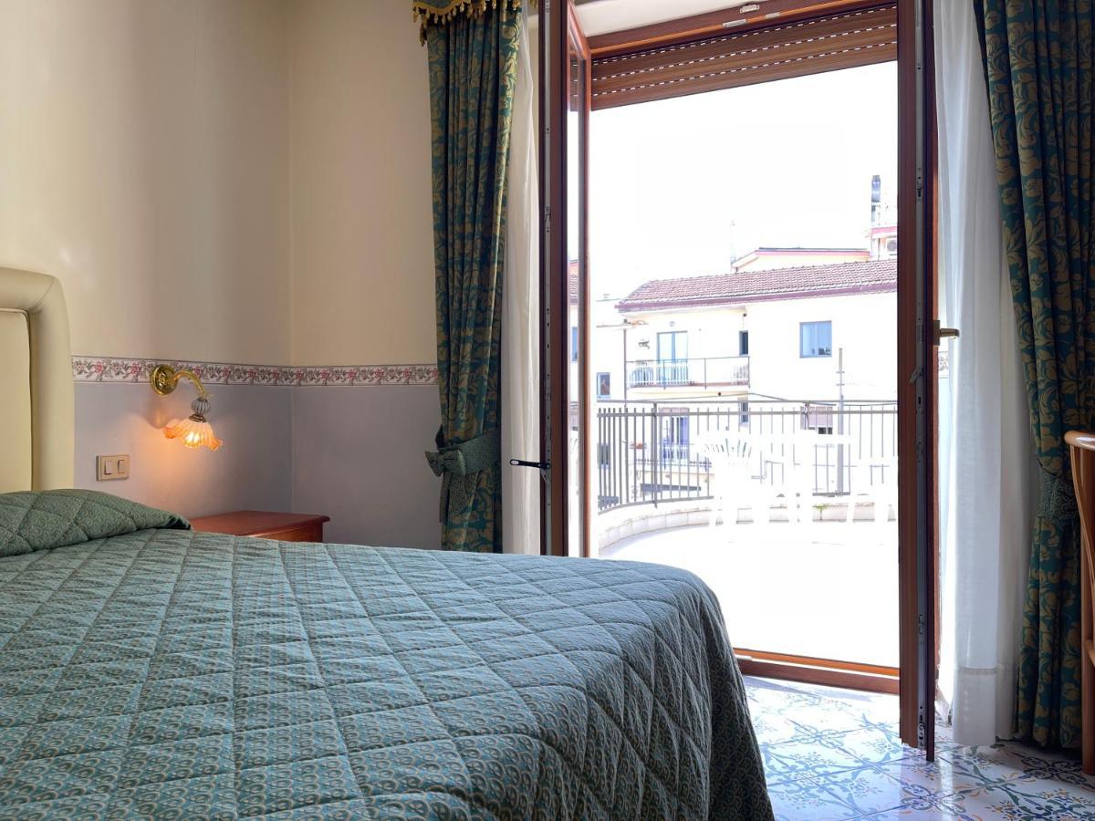 Hotel Reginella SantʼAgata sui Due Golfi Eksteriør bilde