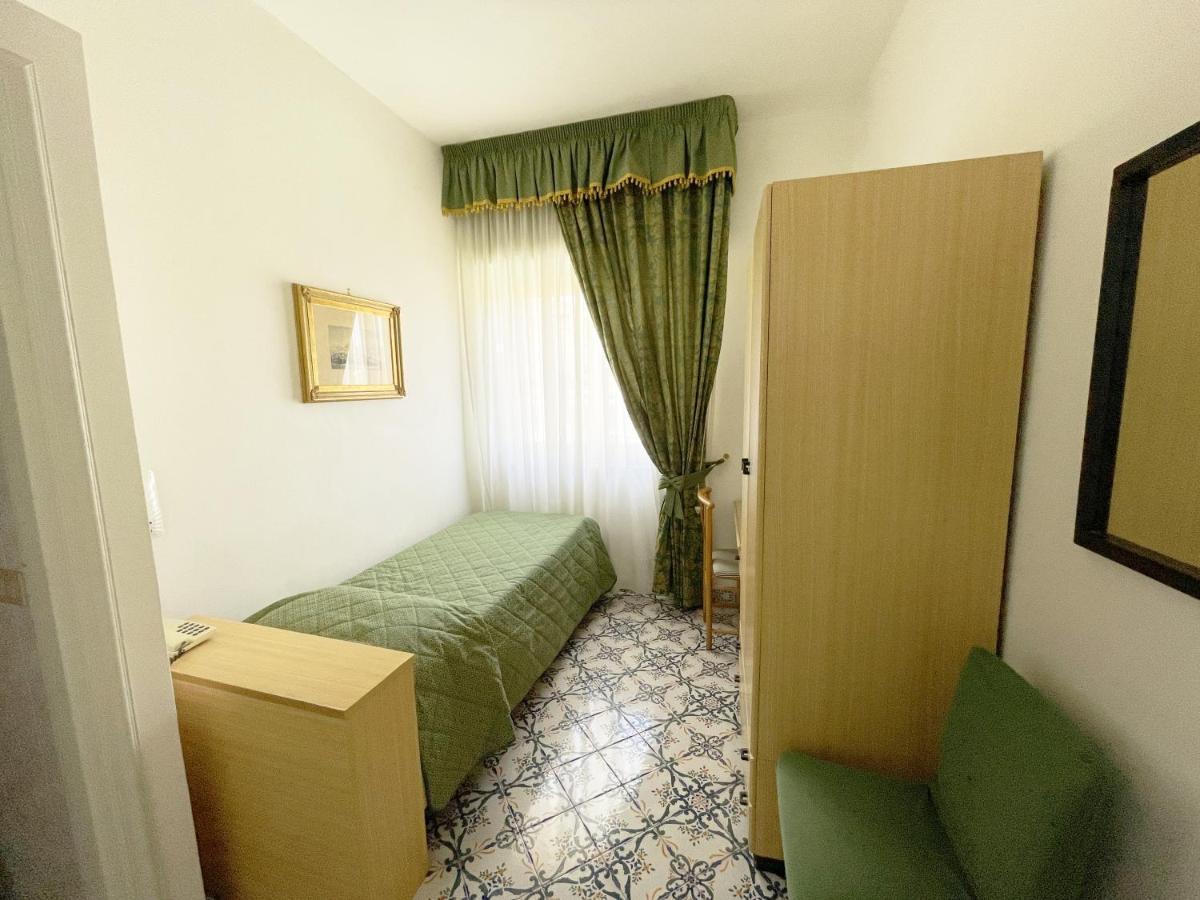 Hotel Reginella SantʼAgata sui Due Golfi Eksteriør bilde