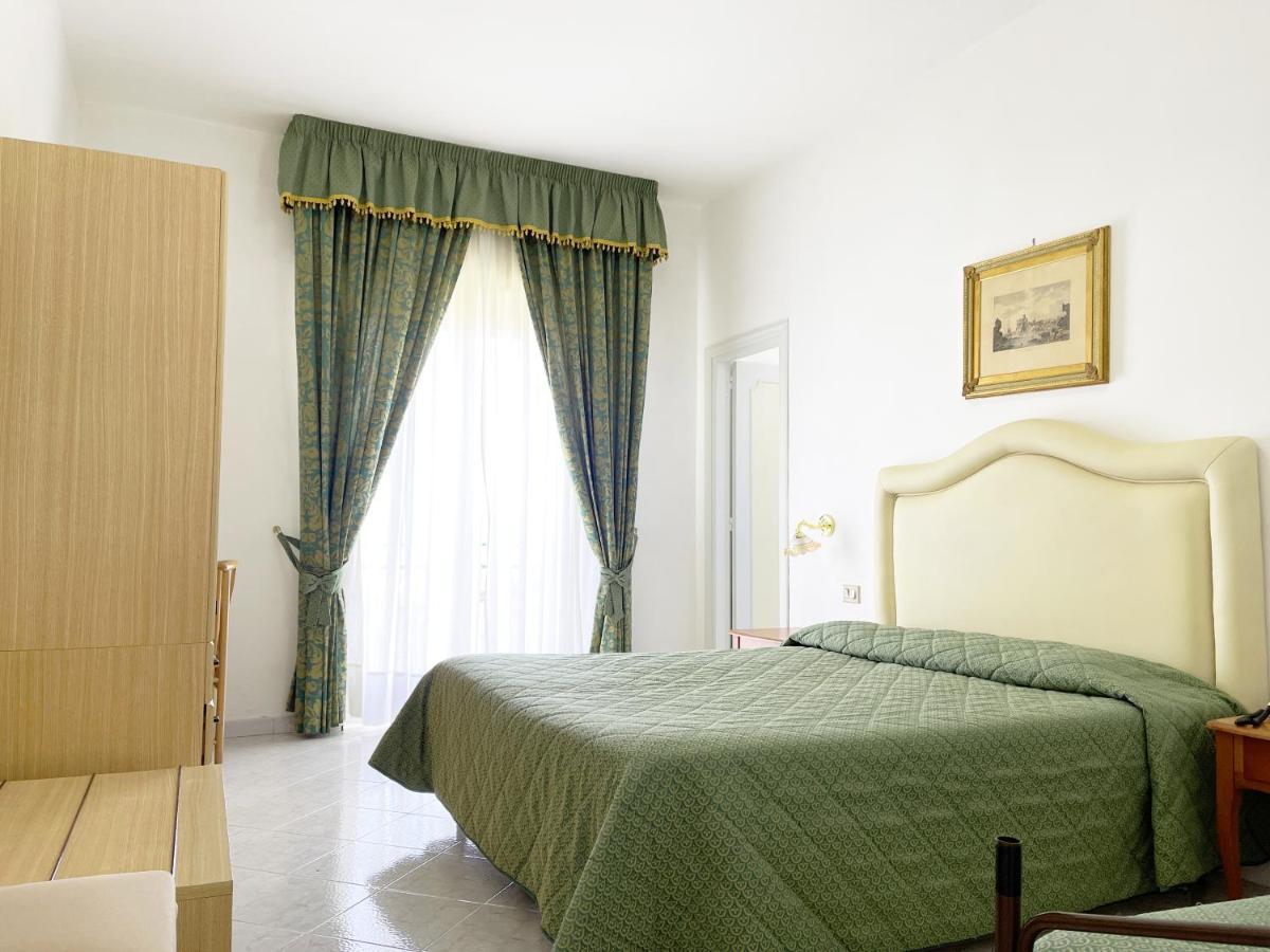 Hotel Reginella SantʼAgata sui Due Golfi Eksteriør bilde